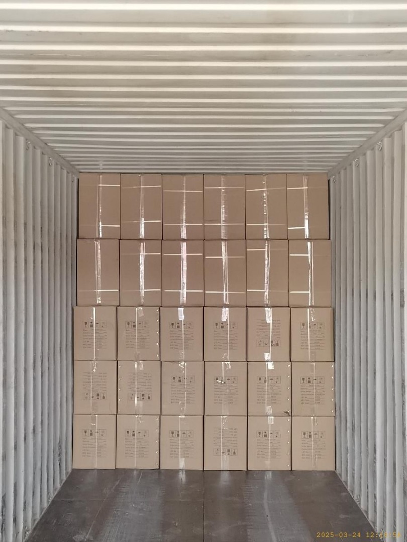 شحنة داخل حاوية